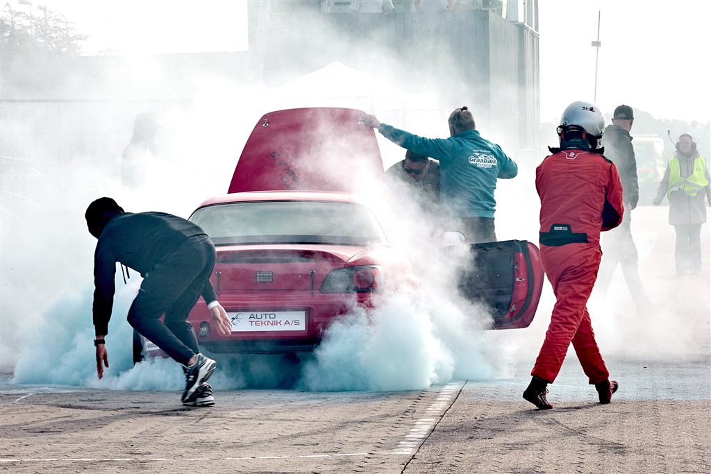 Motoren i Claus Møllers Honda gik ned i røg og blåt pulver.
(Foto: Ib Trebbien)